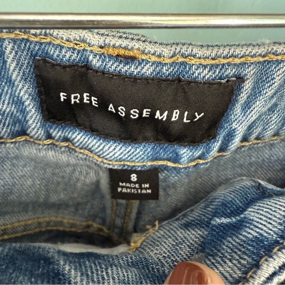 Free Assembly Super High Rise Straight Distressed Light Blue Jeans Size 8 - Picture 4 of 8